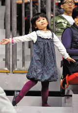 组图：姚明拍摄《爸爸2》 女儿姚沁蕾萌照曝光