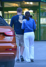 独家：马雅舒素颜携洋老公逛超市一路撒娇(图)