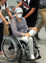 组图：宋丹丹坐轮椅现身机场 跷二郎腿神情悠哉