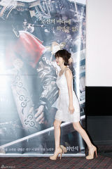 组图：崔岷植李贞贤亮相《鸣梁》试映会