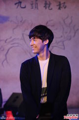 组图：李易峰卖萌耍帅逗乐 数百粉丝被挡门外