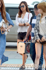 组图：少女时代低调现身机场 休闲装青春洋溢