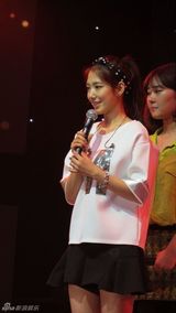 组图：朴信惠北京会粉丝 俏皮自拍频卖萌