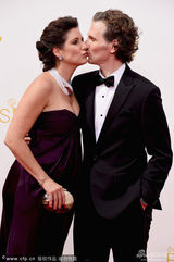 组图：《纸牌屋》主演塞巴斯蒂安携妻亮相