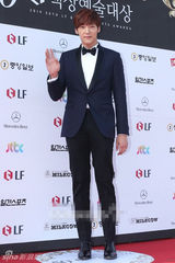 组图：崔振赫低调亮相红毯 男神驾到引粉丝欢呼