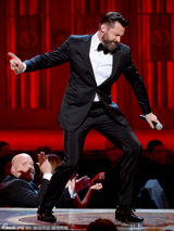 组图：休-杰克曼主持托尼奖飚rap 嗨翻被扒衣服