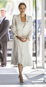 组图：朱莉白裙赴终结性暴力峰会 致辞捍卫女权