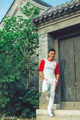 组图：顾又铭秀小麦色肌 展硬朗结实肌肉线条