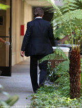 组图：塞隆黑衣平底鞋就医疑怀孕 西恩潘当爹？