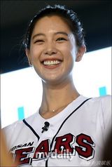 组图：韩国艺人CLARA(李成敏)性感造型亮相棒球比赛现场