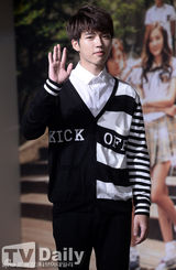 组图：金赛纶出席发布会 一袭白衣小清新