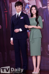 组图：《巡夜人》丁一宇郑允浩西服亮相显英气