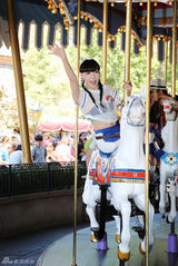 组图：吴莫愁迪士尼全纪录 入萌娃团被米奇偷吻