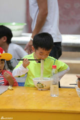 组图：萌娃玩坏拉面 创揉面新手法个个变面人