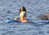 组图：蕾哈娜穿比基尼泛舟 水中央撅翘臀扯内裤