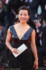 组图：威尼斯闭幕红毯 评委陈冲深V裙美艳