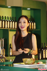 组图：李小璐黑衣红唇玩性感 辣妈变身美厨娘