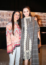 组图：杨幂赶场看秀 造型优雅清新获赞蜕变