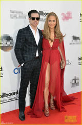 组图：公告牌红毯群星璀璨 夏奇拉洛佩兹斗性感