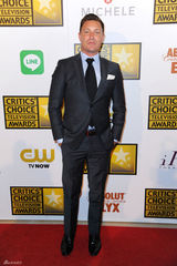 组图：评论家奖众星云集 谢耳朵帅气潘妮秀短发