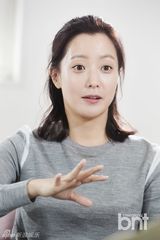 组图：金喜善出道21年皮肤白嫩保养有道