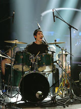 组图：最美和声导师秀乐器  助阵世界杯