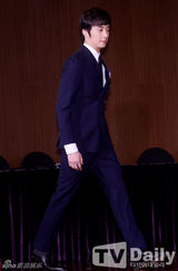 组图：《巡夜人》丁一宇郑允浩西服亮相显英气