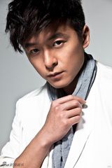 组图：朱雨辰白西服蓝围巾演绎早秋新时尚