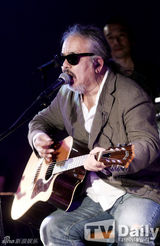 组图：Wonder Girls誉恩现身摇滚歌手全仁权发布会