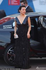 组图：威尼斯闭幕红毯 评委陈冲深V裙美艳