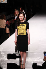 组图：杨幂清新装难掩丰满上围 遭韩国女星抢镜