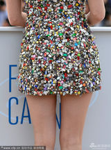 组图：影后歌迪亚短裙闪耀 兄弟导演殷勤献吻