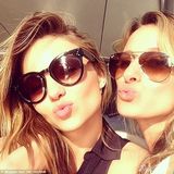 组图：米兰达一家享受秋色 小弗林调皮可爱