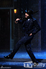 组图：《雨中曲》圭贤湿身放歌Sunny娇美可爱