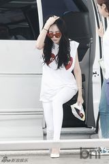组图：4minute泫雅现身机场 纯白造型清纯可爱
