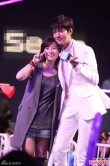 组图：李敏镐现身上海捞金 与粉丝亲密拥抱