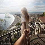 组图：牵着男友环游世界的背影女神要嫁了