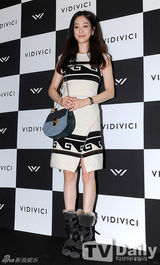 组图：金亚中(金雅中)出席活动 皮质连衣裙显高贵