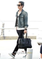 暖男不怕热！朴海镇夏日穿厚衣戴毛线帽