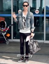 暖男不怕热！朴海镇夏日穿厚衣戴毛线帽