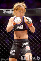 组图：韩星Nana等助阵宋佳妍拳坛出道战