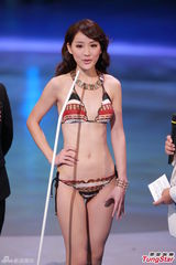 组图：港姐泳装环节吸睛 挺美乳扭蛮腰热辣辣