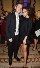 组图：贝嫂小黑裙亮相时装周 与时尚女魔头合影