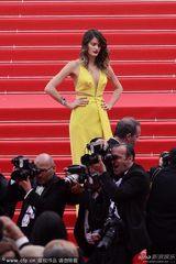 组图：《圣罗兰》首映 芳塔娜中门大开秀美腿