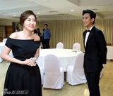 组图：百想全智贤金秀贤拿奖开怀 陶子下蹲颁奖