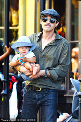 组图：哈利-贝瑞全家游迪士尼 幼子曝光显呆萌