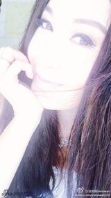 组图：温碧霞晒养子偷吻照 长发妩媚红裙迷人