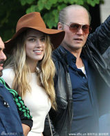 组图：德普超高发际线亮相 与未婚妻片场咬耳朵