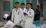 组图：赵宝刚《青年医生》杀青 讲述急诊室故事