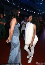 组图：水果姐凯蒂-佩里获最佳女歌手录影带奖 举杯相庆